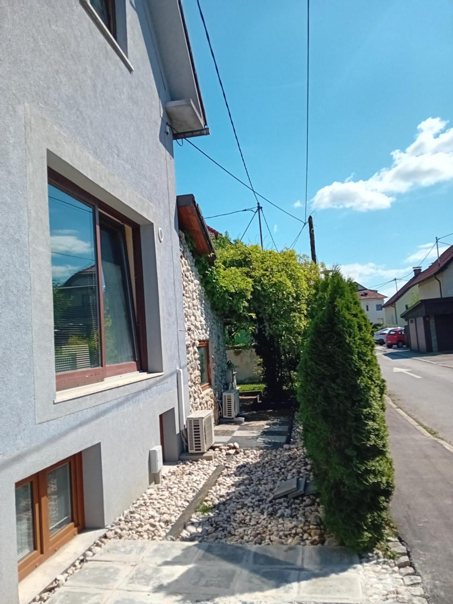 Apartment Baci For 4 Guests Ljubljana Bagian luar foto